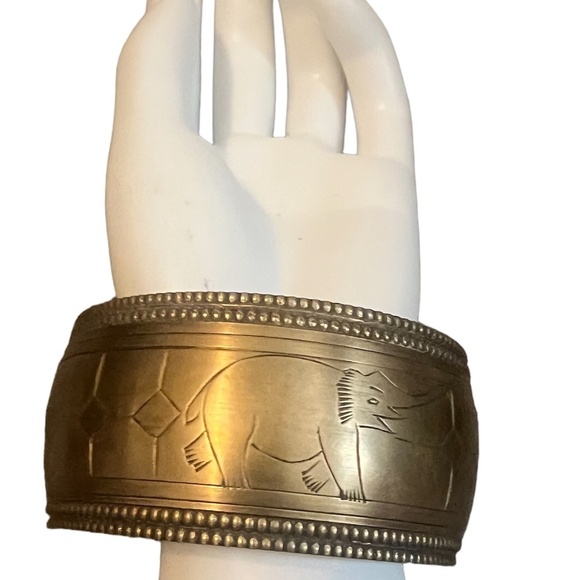 Boho Carved Brass Bracelet Carved Elephant Ethnic Primitive Stylized Boho Africa - Picture 1 of 7
